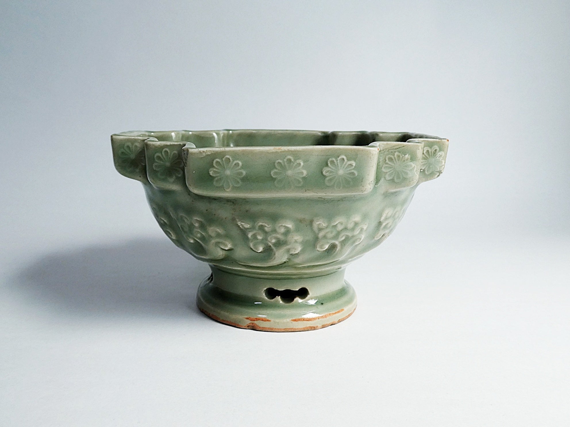 三田青磁　花の図　変形盃台