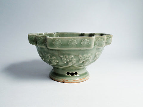 三田青磁　花の図　変形盃台