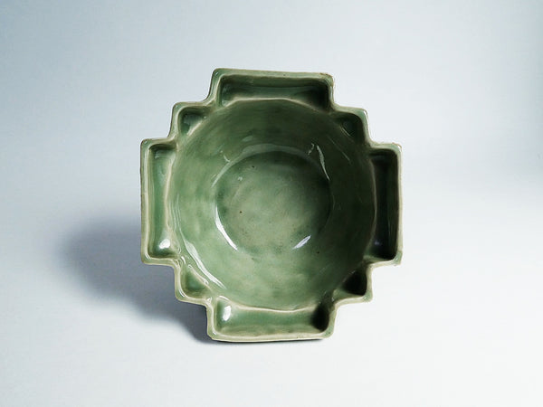 三田青磁　花の図　変形盃台