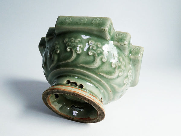 三田青磁　花の図　変形盃台