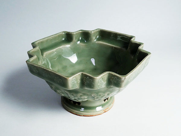 三田青磁　花の図　変形盃台
