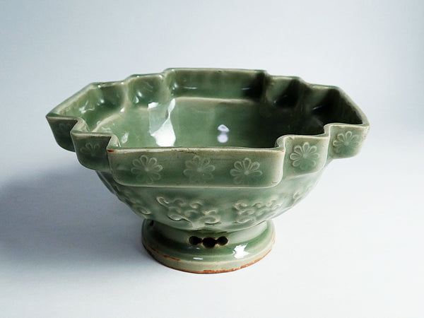 三田青磁　花の図　変形盃台