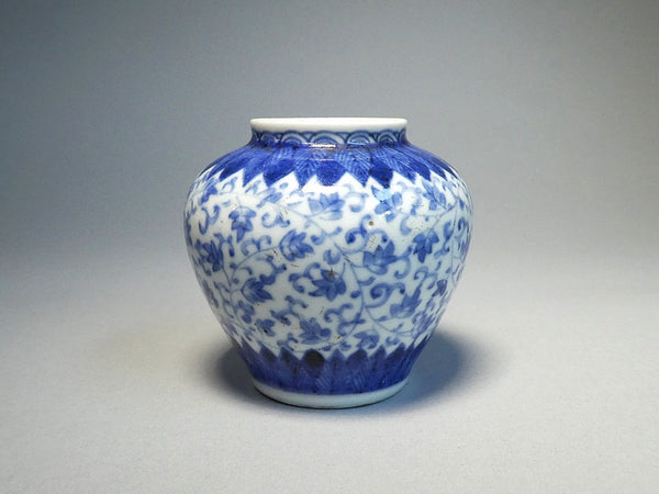 Koimari tea bowl with leaf arabesque dyeing