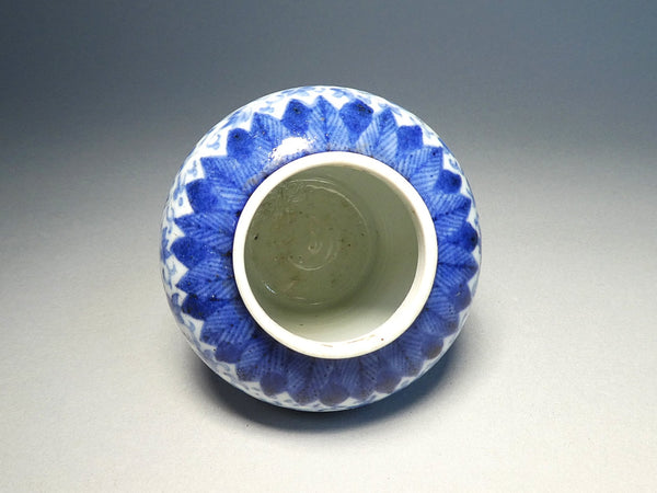 Koimari tea bowl with leaf arabesque dyeing