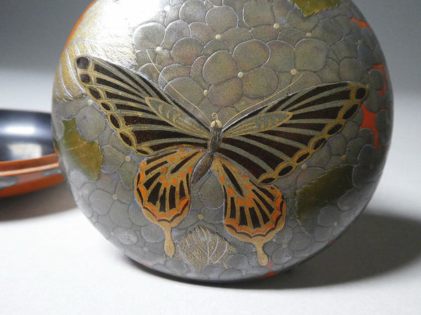 紫陽花ノ園　香合　鳴子漆器　蝶の図