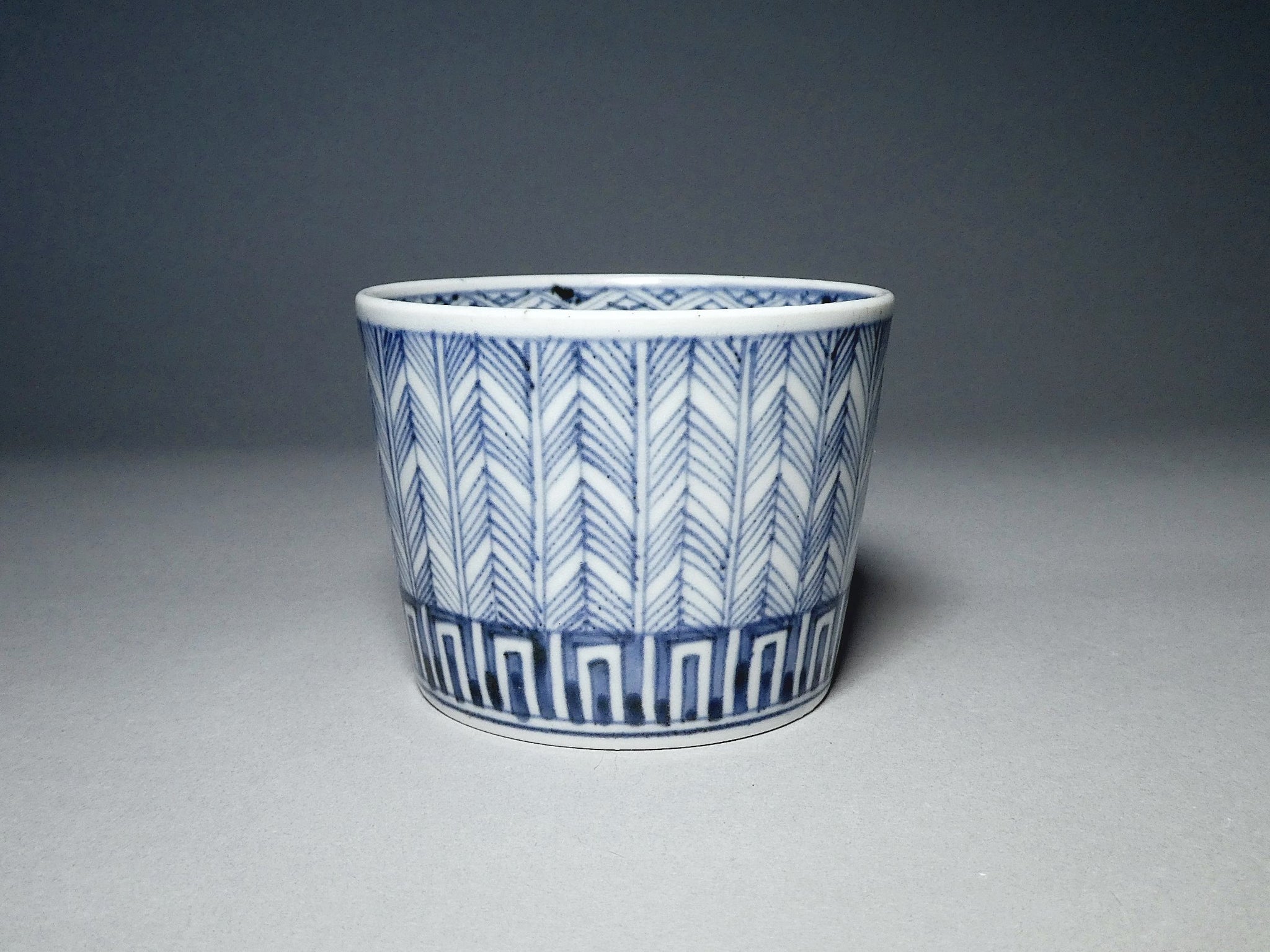 ヒロババ様　古伊万里　矢羽根紋　半筒　茶碗・猪口（径8.6、高6.9㎝）渦福銘 ヒロババ様 古伊万里 矢羽根紋 半筒 茶碗・猪口（径8.6、高6.9㎝）