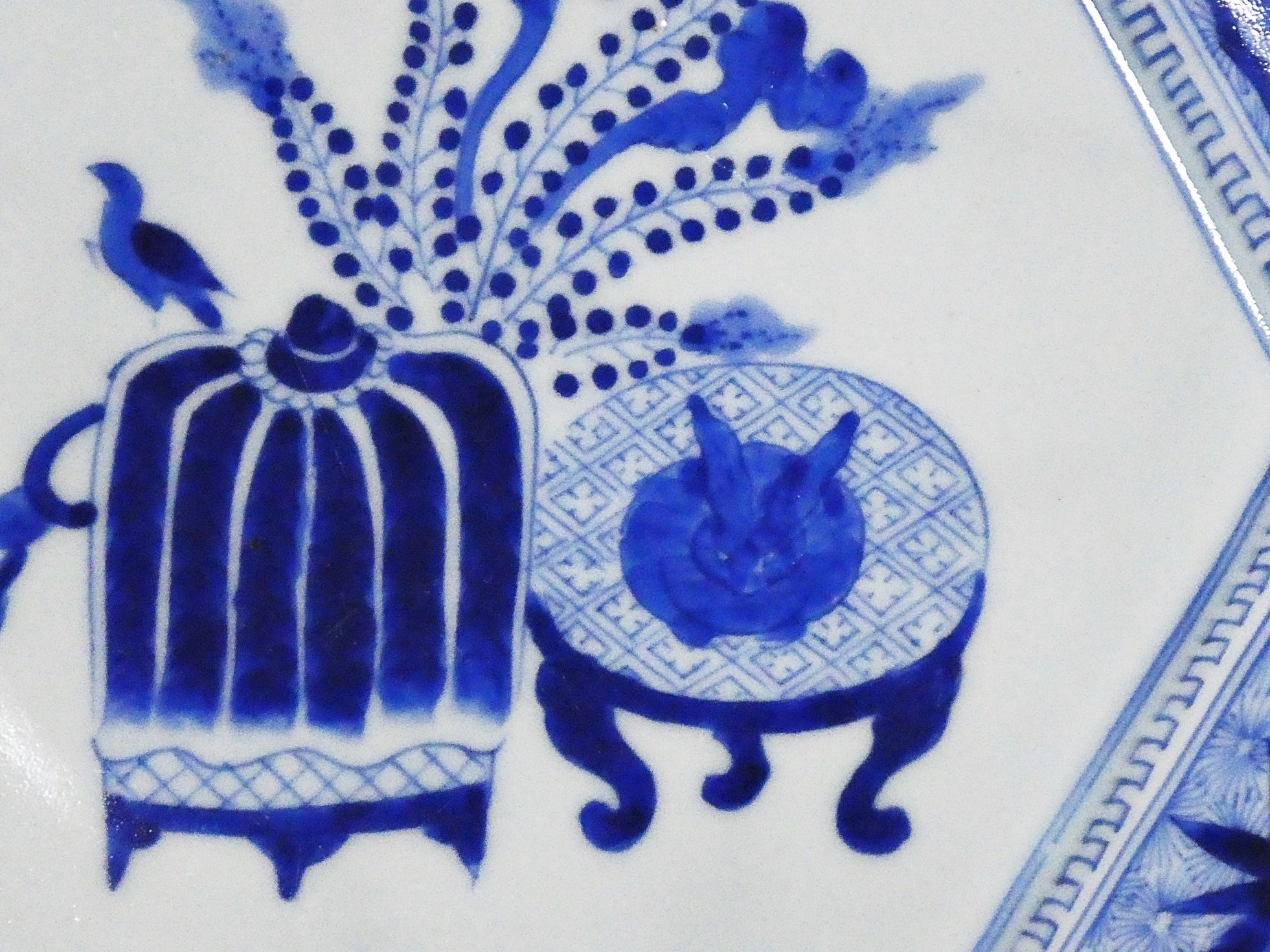 古伊万里 黒猫のような兎に鳥かごの上に鳥の図 六角変形皿 – n3curio